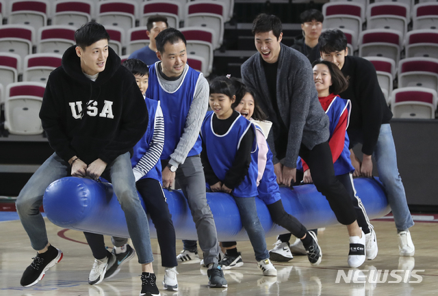 팬들과 즐거운 시간 보내는 최진석
