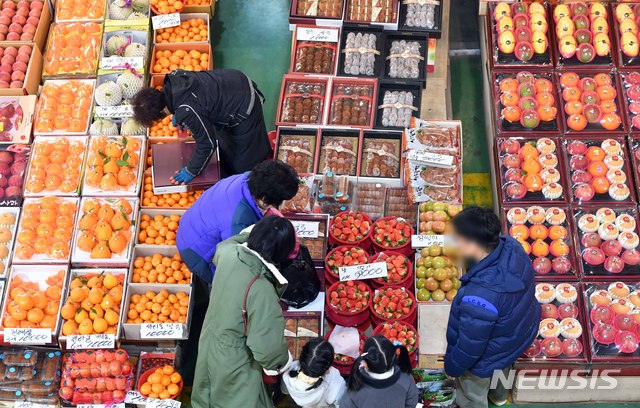 설 앞두고 청과시장 찾은 가족