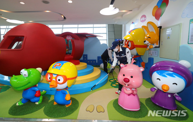 인천공항, 키즈존 등 소독으로 전염병 유입 차단