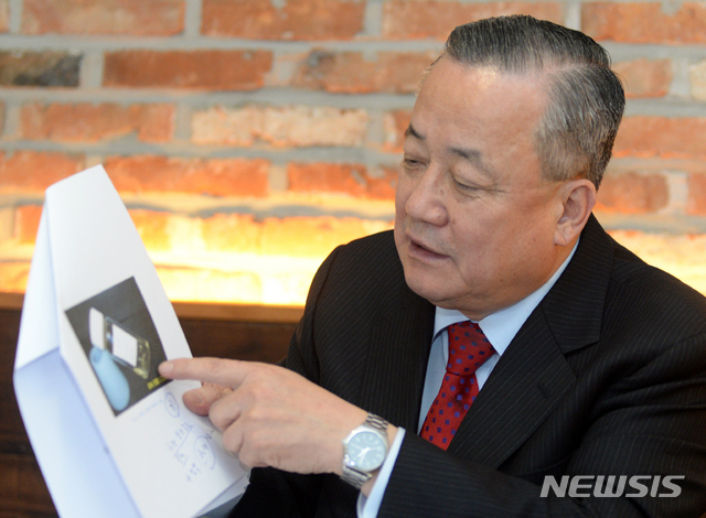 군산 앞바다 시추 작업 설명하는 이수왕 회장