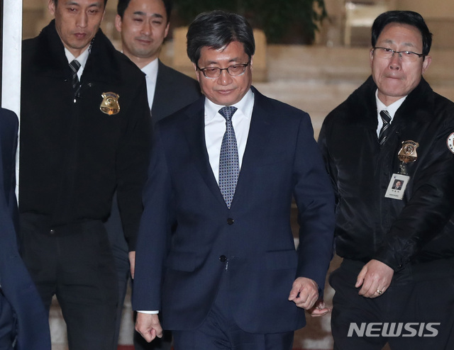 양승태 구속기소, 굳은 표정의 김명수 대법원장