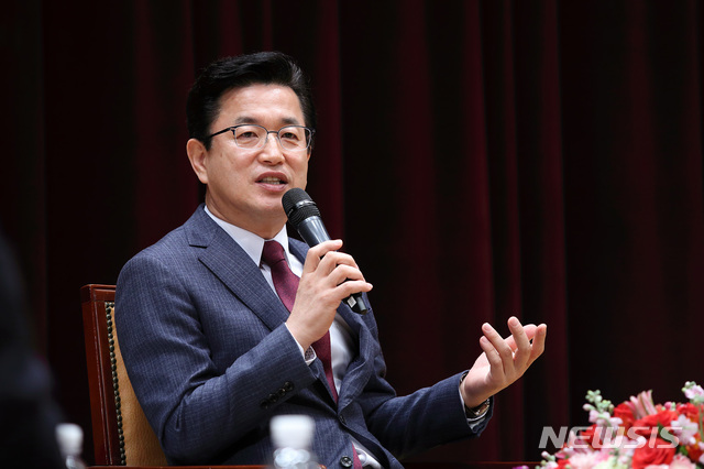 직원들과 대화 나누는 허태정 대전시장 