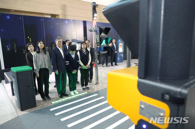 대경이엔씨의 스마트 신호등과 횡단보도 살펴보는 문재인 대통령