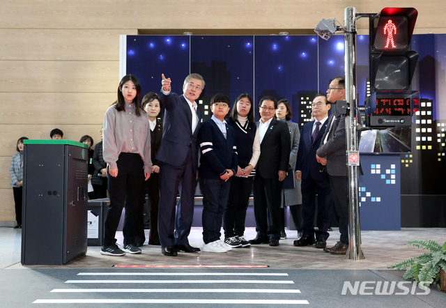 대경이엔씨의 스마트 신호등 및 횡단보도 살펴보는 문재인 대통령