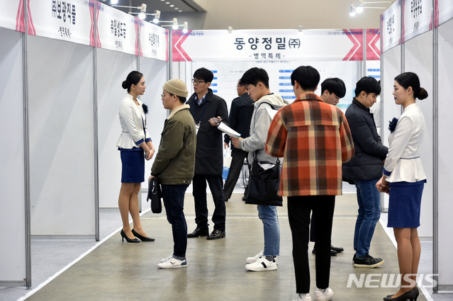 상담 기다리는 구직자들