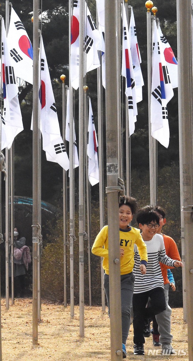 태극기 광장 구경하는 아이들