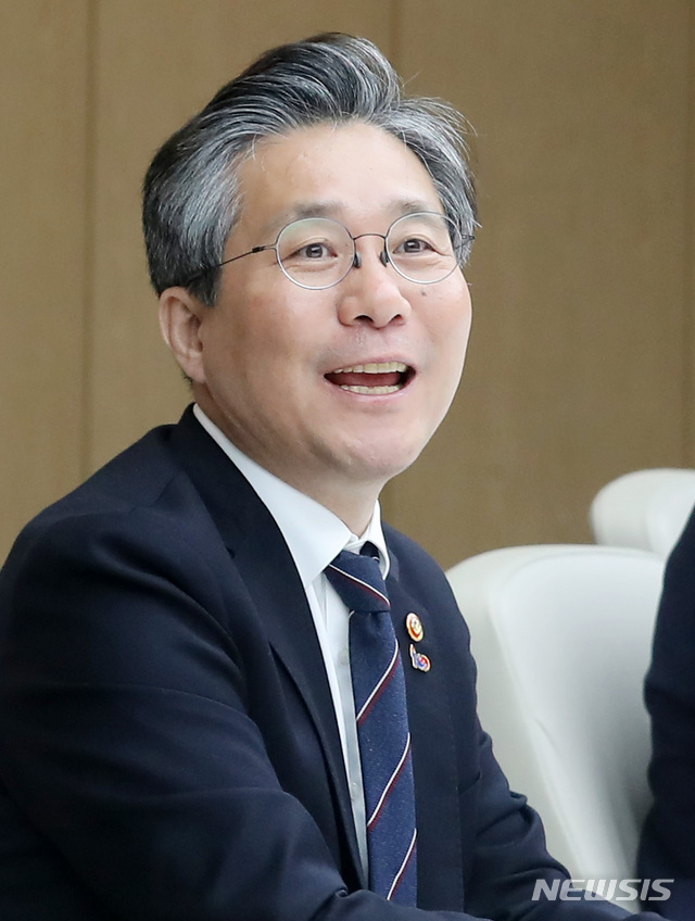 재생에너지 산업계 간담회 하는 성윤모 장관