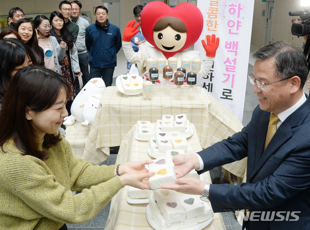 백설기 나눠주는 김두호 농촌진흥청 국립식량과학원장
