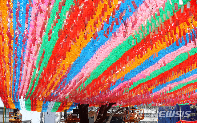 조계사 오색빛깔 연등 설치 분주