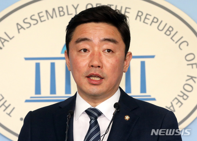 2020총선공천제도기획단 회의 결과 발표하는 강훈식 간사