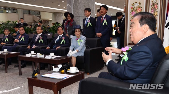 내빈들과 환담하는 문희상 의장