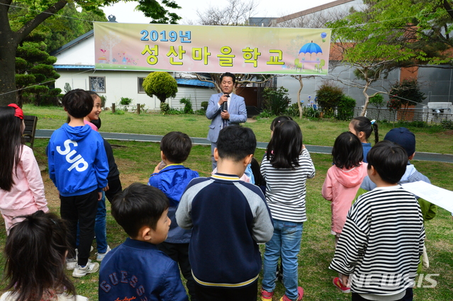 인사말하는 윤덕인 창원 용지초등학교 교장
