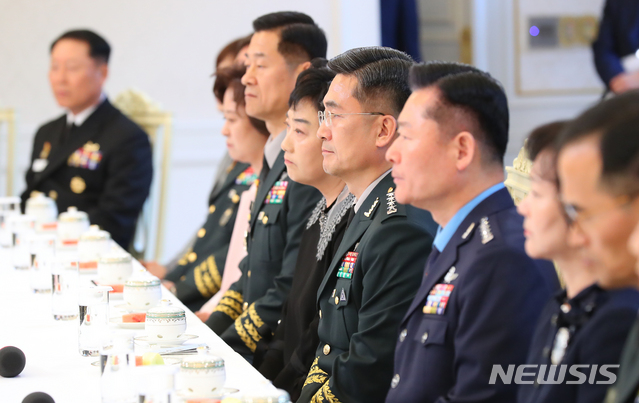 문 대통령 격려사 경청하는 군 장성