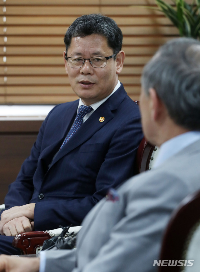주한미대사와 면담하는 김연철 통일부 장관