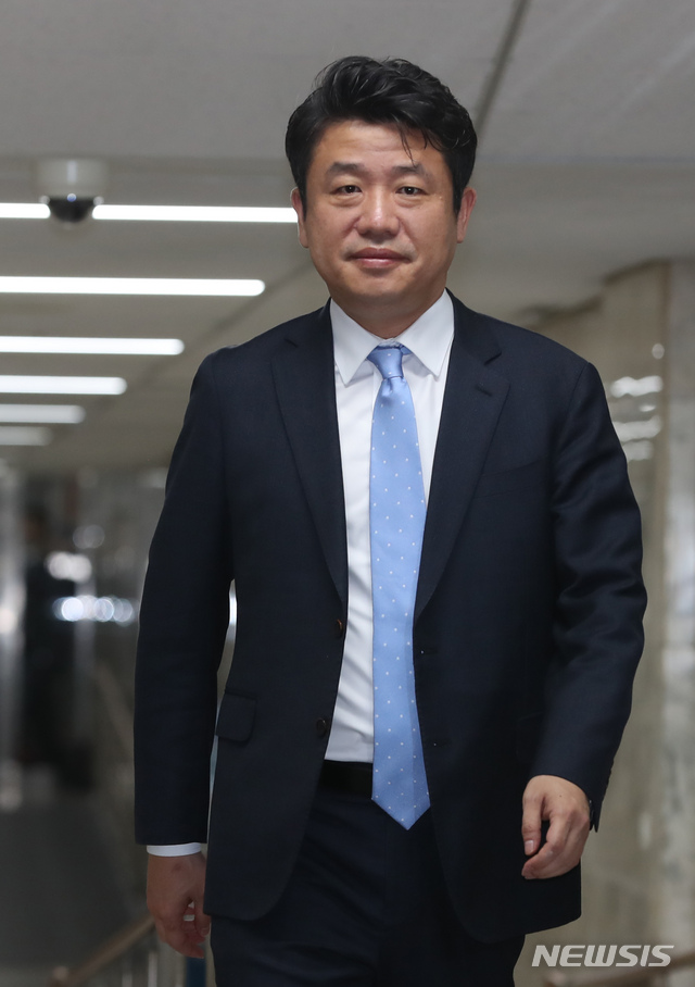 회의장 나서는 유의동