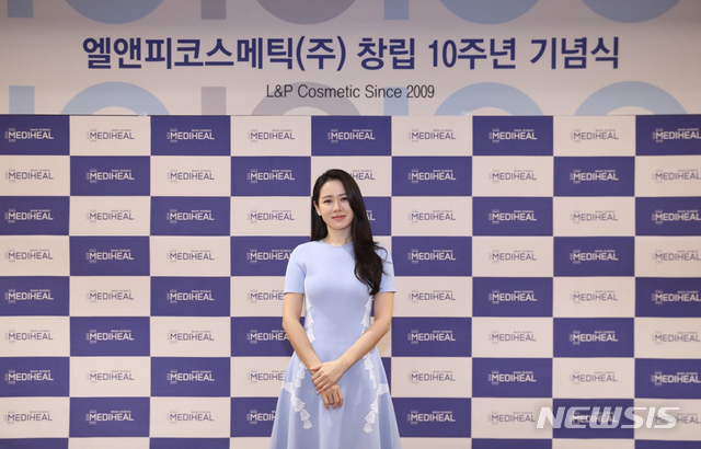엘앤피코스메틱 창립 10주년 기념식 참석한 손예진