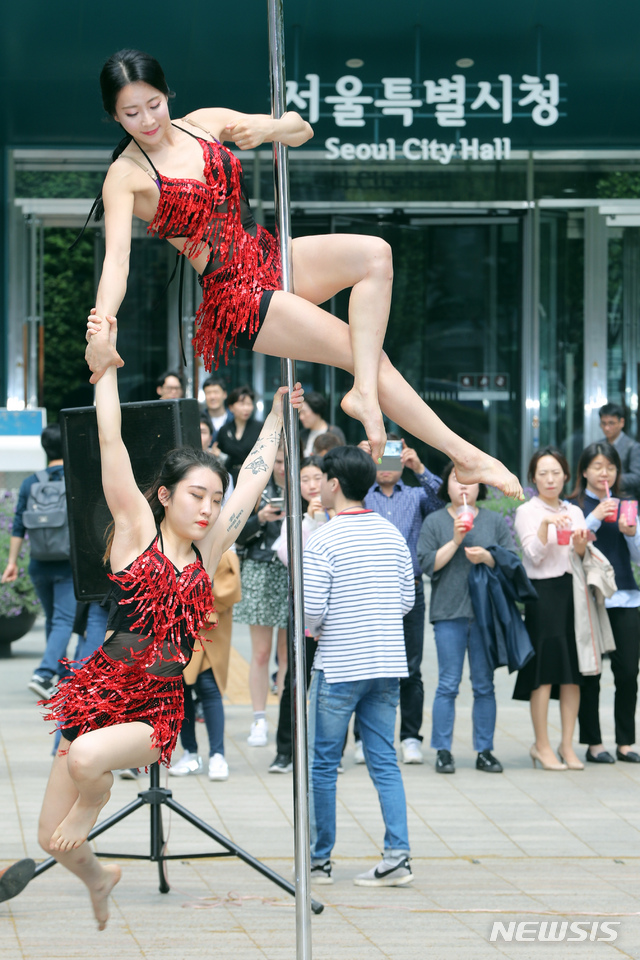 서울광장에서 펼쳐진 폴댄스 무대