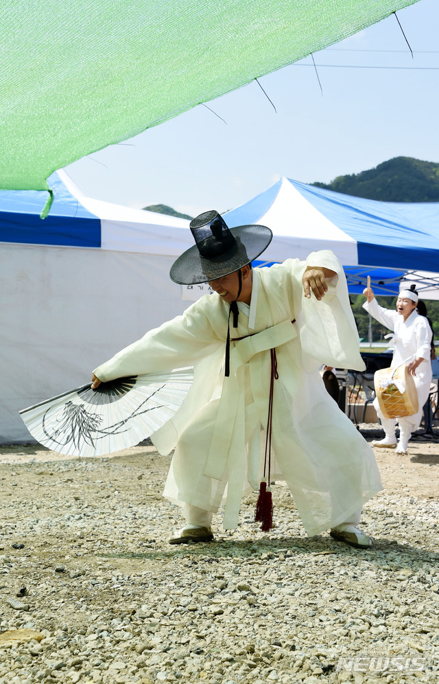 밀양 위양못 마실가세의 백중놀이 양반춤