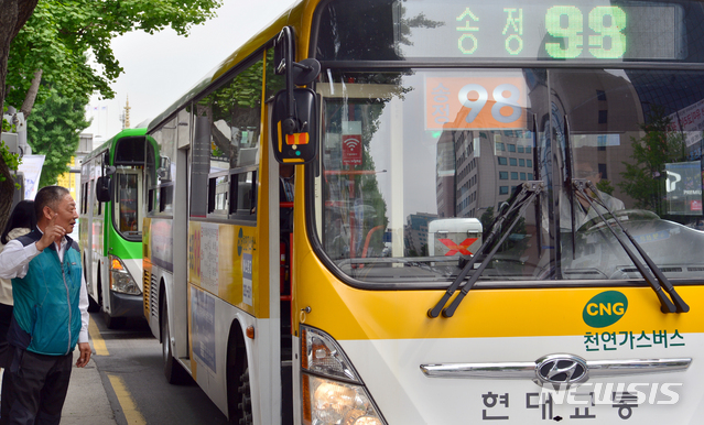 시내버스 기다리는 광주시민들