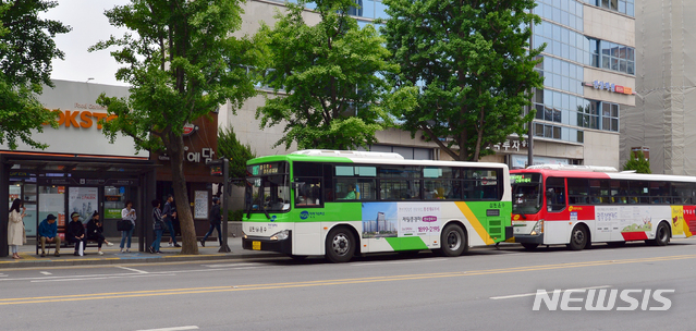 정차하는 광주 시내버스