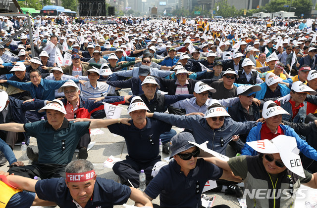 어깨동무 하는 개인택시운송사업조합