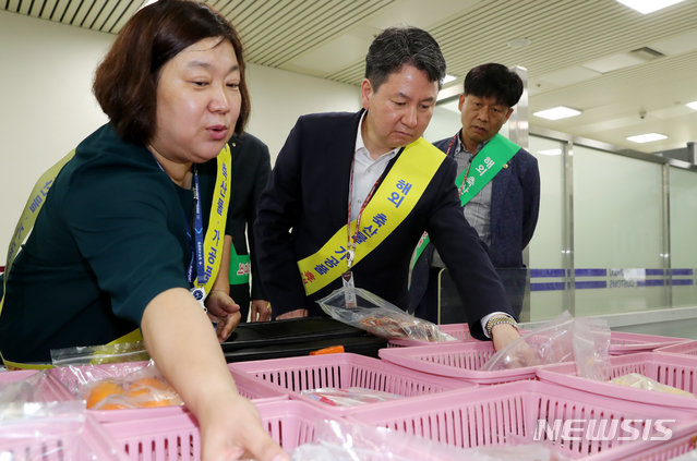 충북도, 청주공항서 아프리카돼지열병 국경검역 현장 점검