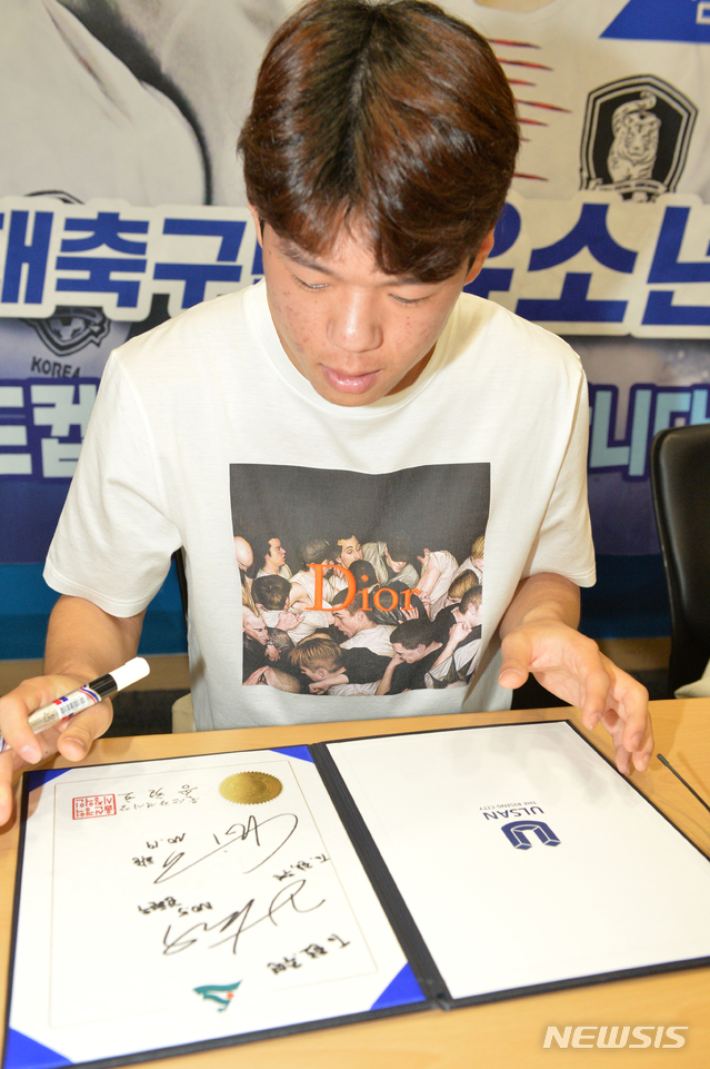 팬사인회 하는 최 준 선수