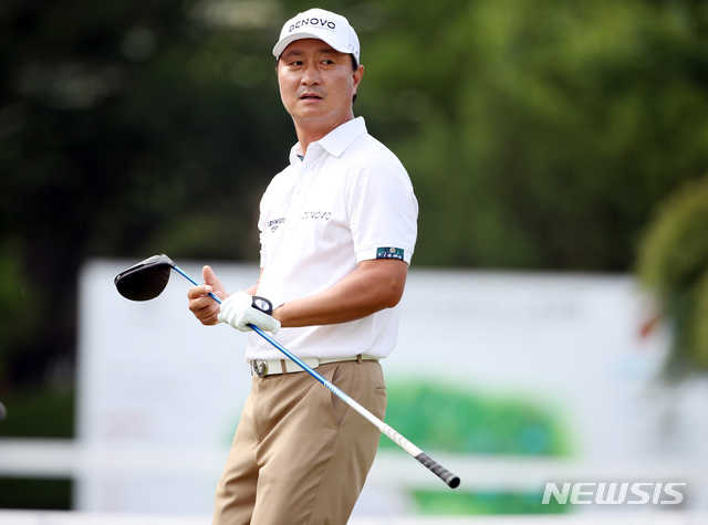공 방향보는 황인춘