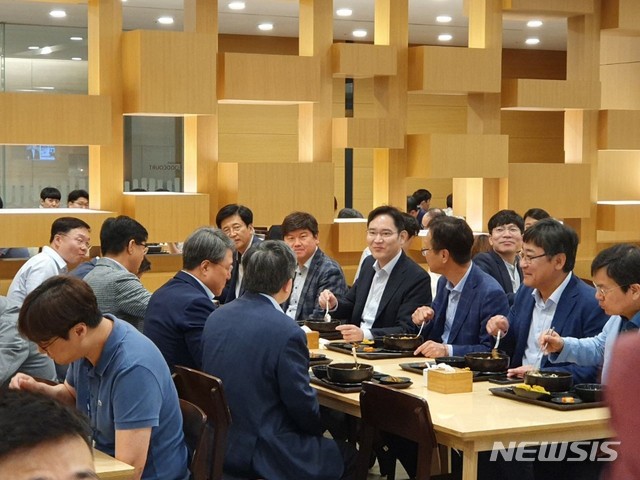이재용, 삼성물산 경영진과 회동…구내식당서 직원들과 점심도(종합) 