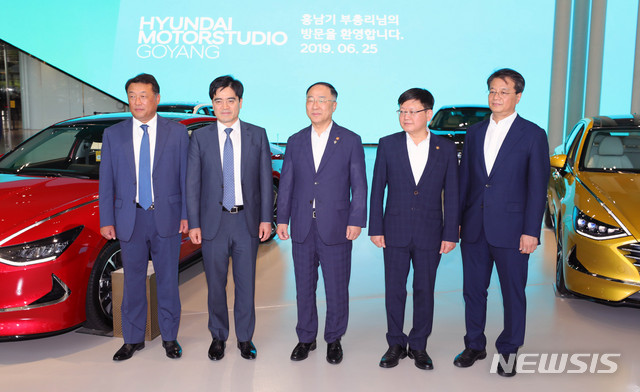 자동차 업계 현장 점검 나선 홍남기 경제부총리