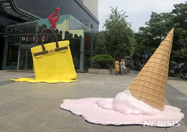 대프리카 마케팅…현대백화점, 더위에 녹은 아이스크림 조형물