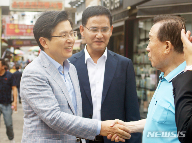 온양온천전통시장 찾은 황교안 대표