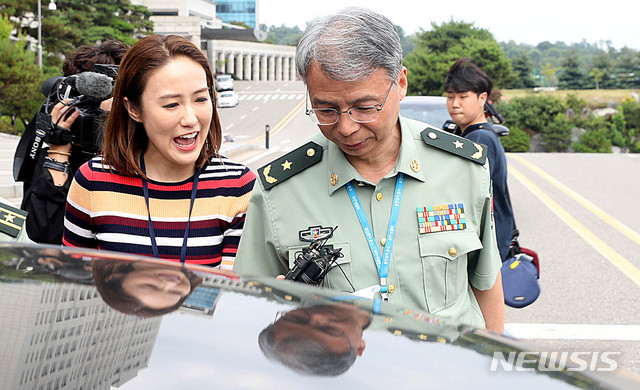 굳은표정의 중국무관