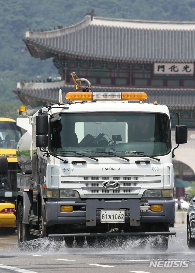 폭염경보에 시원하게 도로 물청소