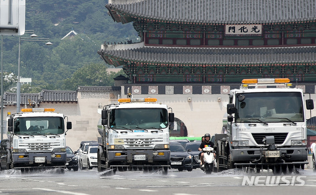 폭염에 시행된 도로 물청소