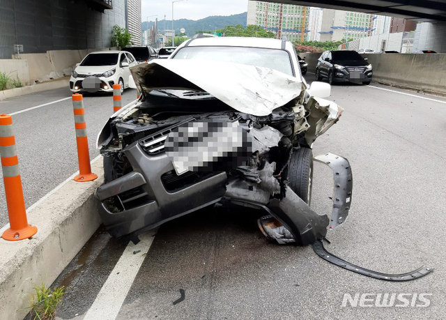 북광주IC 인근 6중추돌사고로 심하게 파손된 승용차