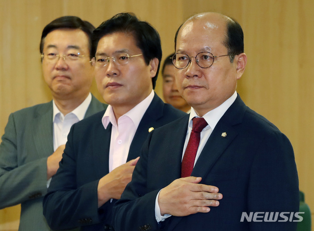 국민의례하는 참석자들
