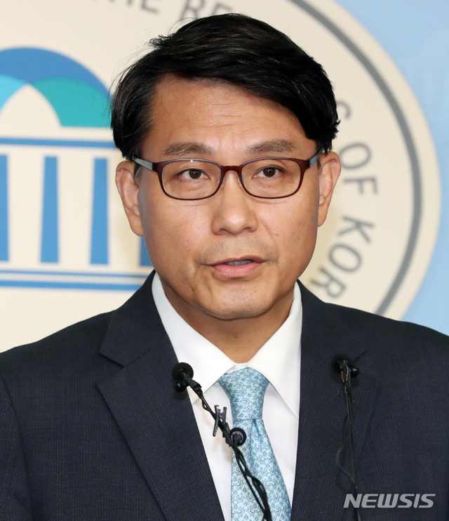 지소미아 관련 기자회견 하는 윤상현 외통위원장