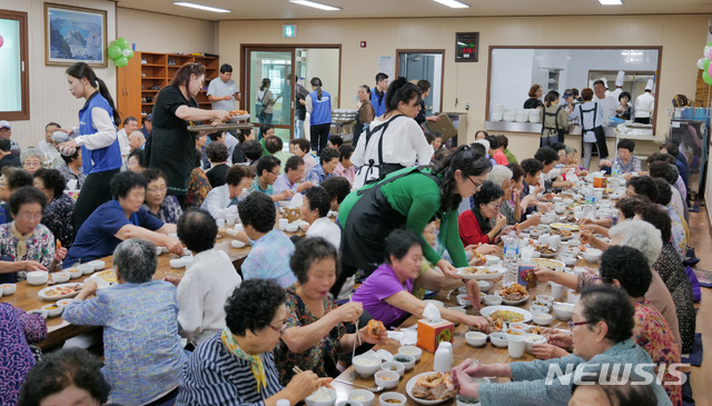 봉사활동 나선 호텔신라 임직원과 맛있는 제주만들기 식당주인들