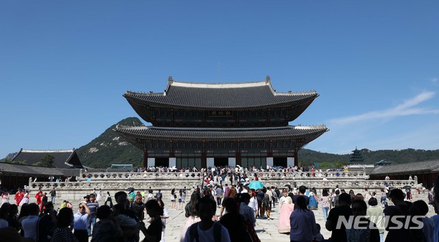 경복궁과 푸른 하늘