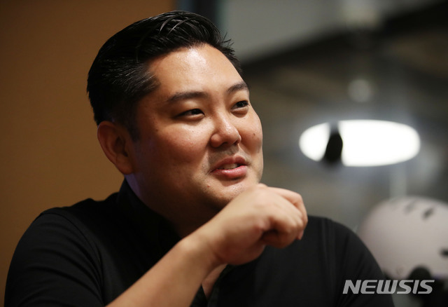 인터뷰하는 지헌영 빔모빌리티 한국지사장
