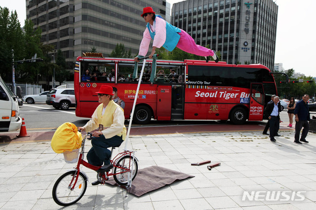 하늘에 떠있는 신기한 무중력인간을 서울시티투어 타이거버스 타고