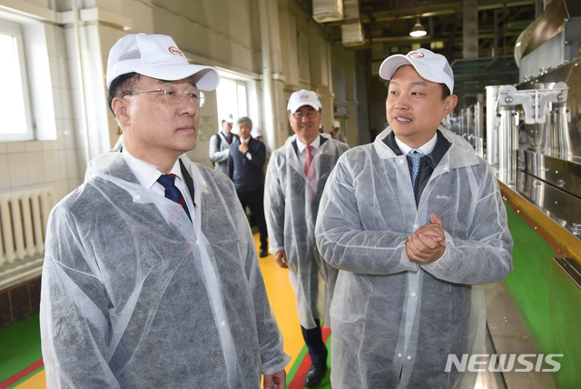 홍남기 부총리, 러시아 K-푸드기업 팔도도시락 현지공장 방문