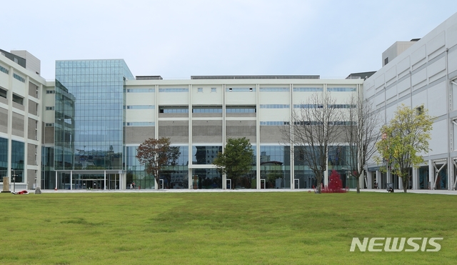 청주 문화제조창C 열린도서관 원점…서점 임대료 진통
