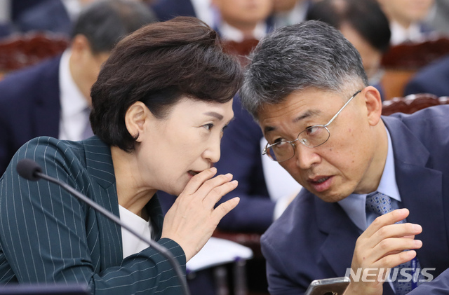 대화하는 김현미 장관과 최기주 대광위원장