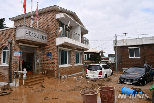 토사로 뒤덮인 삼척 초곡1리 마을회관