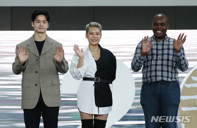 초미의 관심사 남연우 감독-치타-테리스브라운 흥 돋는 무대인사