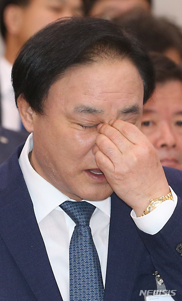 피곤한 모습의 임준택 수산업협동조합중앙회 회장
