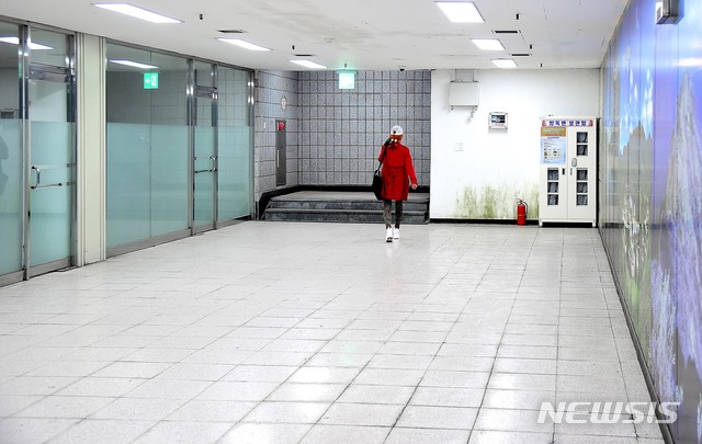 썰렁한 제천 청전지하상가