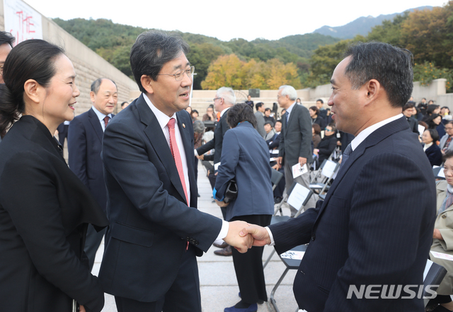 악수하는 박양우 장관-응 우옌 안 민 베트남 국립미술관장